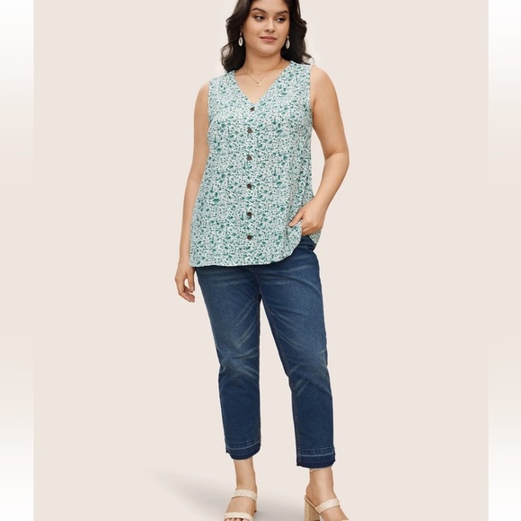 BloomChic Plus Size 3XL Ditsy Floral Sleeveless Button Detail Tank Top us22-24 - Picture 4 of 5
